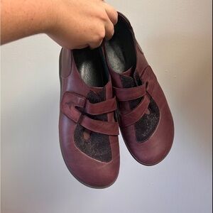 Portofino women’s 10.5 burgundy leather Velcro shoes